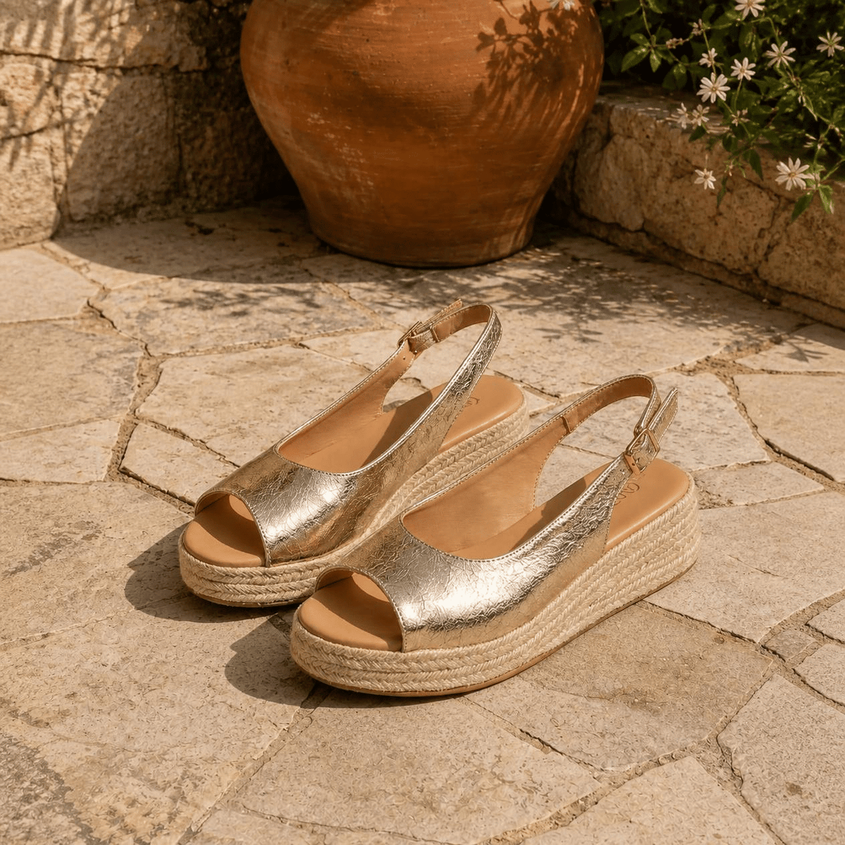 Women's comfortable summer sandal with a thick sole, featuring an open-toe design and a back strap.